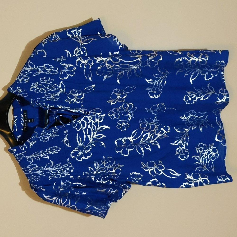 Como Black| NWT Blue Short Sleeve Mock Neck Blouse with Silver Flower Pattern